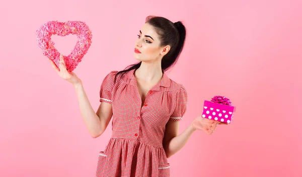 Weihnachts- und Winterferienkonzept. glückliche junge Frau mit romantischen Weihnachtsgeschenken. — Stockfoto