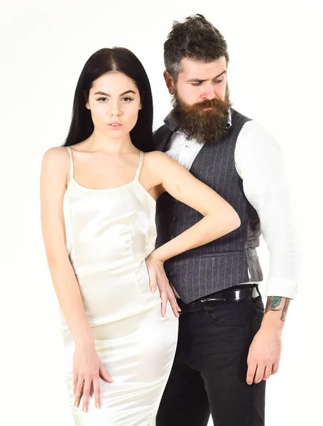 Casal apaixonado, noiva e noivo em roupas elegantes, fundo branco. Conceito de casamento. Mulher de vestido de noiva e homem de colete. Hipster barbudo com noiva atraente vestida para cerimônia de casamento — Fotografia de Stock