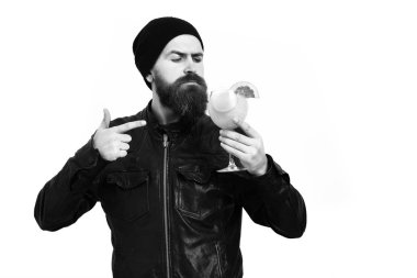 Kafkasyalı vahşi hippi elinde alkollü içecek ya da taze kokteyl tutuyor.