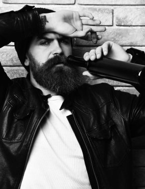 Sakallı, Kafkas hippisi elinde şişe, puro içiyor.