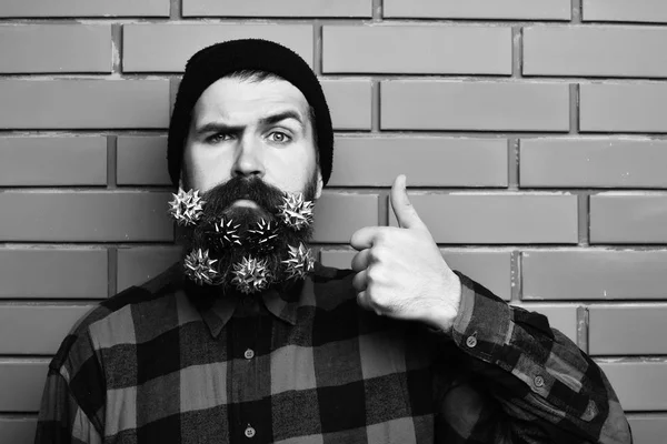 Homme barbu, caucasien brutal plissant hipster avec cadeau étoiles décoratives — Photo