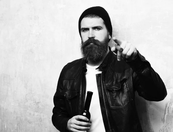 Barbu brutal caucasien hipster tenant bouteille et fumer cigare — Photo