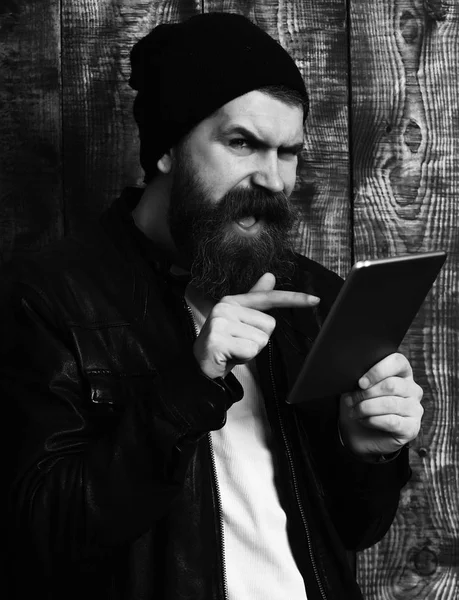 Barbudo brutal caucasiano hipster segurando tablet — Fotografia de Stock