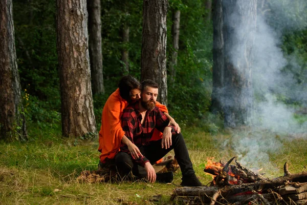 Szerelmes pár a pikniken tűzzel az erdőben, fákkal — Stock Fotó