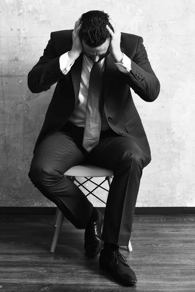 Cansado moda homem de negócios sentado na cadeira — Fotografia de Stock