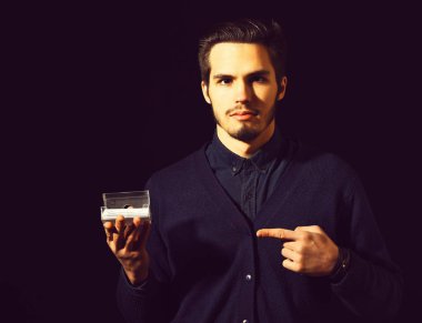 Gerçekten yakışıklı sakallı bir adam.