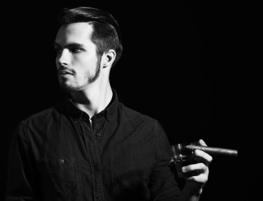 Viskili ciddi sakallı adam.