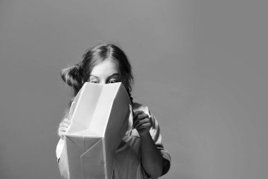 Liseli kız somon kırmızı zemin üzerine izole paketi ile