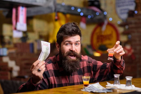 Guy doorbrengen vrijetijdsbesteding in bar drinken cocktail, intreepupil achtergrond. — Stockfoto