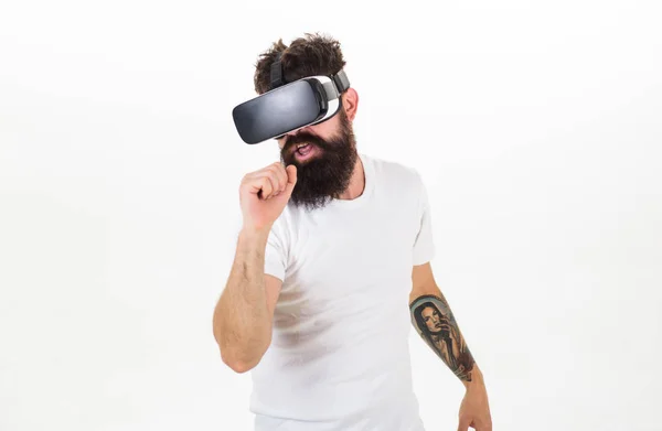 Homem com barba em óculos VR, fundo branco. Um tipo com óculos de realidade virtual a cantar com microfone virtual. Hipster em face movimentada usar tecnologias modernas para entretenimento ou educação. Conceito de músico VR — Fotografia de Stock