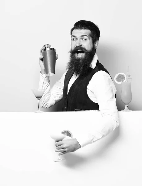 Komik yakışıklı sakallı barmen. — Stok fotoğraf