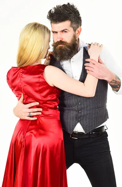 Mujer vestida de rojo y hombre en chaleco acurrucado mientras baila. Hipster barbudo y atractiva dama en el concurso de baile. Pareja enamorada, bailarinas en ropa elegante, fondo blanco. Pareja bailando concepto —  Fotos de Stock