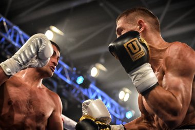Kiev, Ukrayna - 16 Eylül 2017: Sparta boks Haritayı dahil altı sıralaması mücadele. Milli Güvenlik'Olimpiyskiy, Kiev, Ukrayna sıralaması için kavga sırasında halka tanımlanamayan bir boksörler