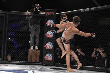 Kiev, Ukrayna-13 Mart 2017: Kiev, Ukrayna güç spor ve fitness, acımasız adam acı konsept Spor Sarayı şampiyonluk yüzüğü dövüşte mma fighters mücadele