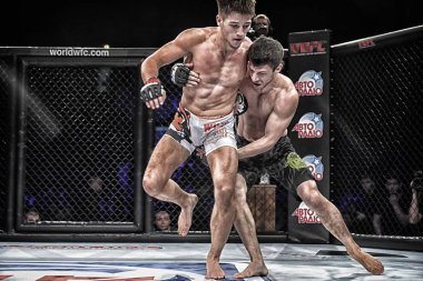 Kiev, Ukrayna-13 Mart 2017: Kiev, Ukrayna güç spor ve fitness, acımasız adam acı konsept Spor Sarayı şampiyonluk yüzüğü dövüşte mma fighters mücadele