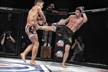 Kiev, Ukrayna-13 Mart 2017: Kiev, Ukrayna güç spor ve fitness, acımasız adam acı konsept Spor Sarayı şampiyonluk yüzüğü dövüşte mma fighters mücadele