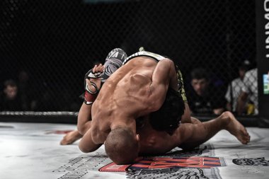Kiev, Ukrayna-13 Mart 2017: Kiev, Ukrayna güç spor ve fitness, acımasız adam acı konsept Spor Sarayı şampiyonluk yüzüğü dövüşte mma fighters mücadele