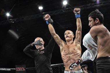 Kiev, Ukrayna-13 Mart 2017: Kiev, Ukrayna güç spor ve fitness, acımasız adam acı konsept Spor Sarayı şampiyonluk yüzüğü dövüşte mma fighters mücadele