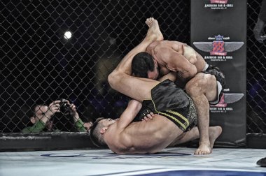 Kiev, Ukrayna-13 Mart 2017: Kiev, Ukrayna güç spor ve fitness, acımasız adam acı konsept Spor Sarayı şampiyonluk yüzüğü dövüşte mma fighters mücadele