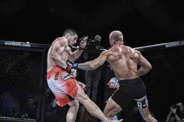 Kiev, Ukrayna-13 Mart 2017: Kiev, Ukrayna güç spor ve fitness, acımasız adam acı konsept Spor Sarayı şampiyonluk yüzüğü dövüşte mma fighters mücadele