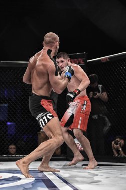 Kiev, Ukrayna-13 Mart 2017: Kiev, Ukrayna güç spor ve fitness, acımasız adam acı konsept Spor Sarayı şampiyonluk yüzüğü dövüşte mma fighters mücadele