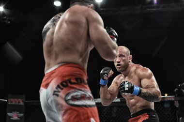 Kiev, Ukrayna-13 Mart 2017: Kiev, Ukrayna güç spor ve fitness, acımasız adam acı konsept Spor Sarayı şampiyonluk yüzüğü dövüşte mma fighters mücadele
