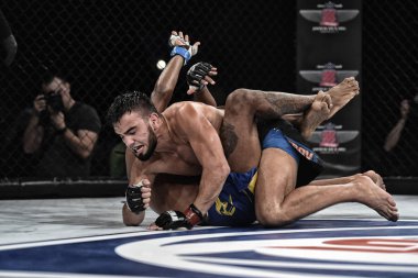 Kiev, Ukrayna-13 Mart 2017: Kiev, Ukrayna güç spor ve fitness, acımasız adam acı konsept Spor Sarayı şampiyonluk yüzüğü dövüşte mma fighters mücadele
