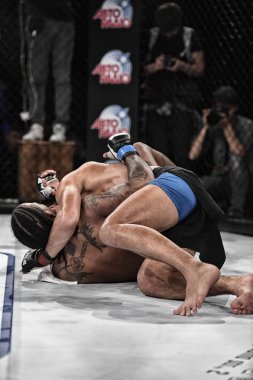 Kiev, Ukrayna-13 Mart 2017: Kiev, Ukrayna güç spor ve fitness, acımasız adam acı konsept Spor Sarayı şampiyonluk yüzüğü dövüşte mma fighters mücadele