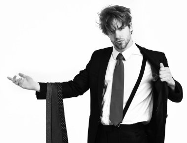 Sakallı, maço, şık takım elbiseli, kravatlı bir adam.