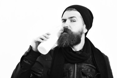 Sakallı, beyaz tenli hippi elinde cam süt kavanozu tutuyordu.