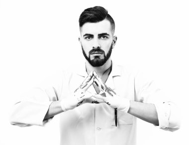 Beyaz arka planda izole edilmiş lateks eldivenli doktor