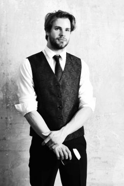 Sabah kahvesi, genç ciddi iş adamı elinde kağıt bardak tutuyor.