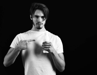 Gerçekten yakışıklı sakallı bir adam.