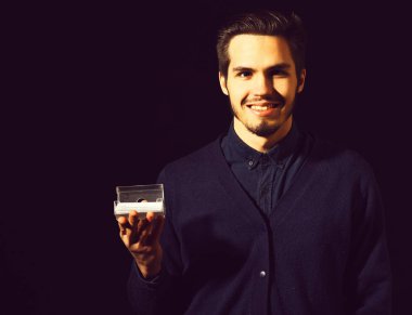 Gülümseyen yakışıklı sakallı adam