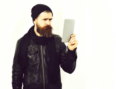 Sakallı, Kafkas hippisi, elinde tablet.