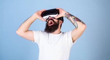 Çığlık Vr gözlüklü adam. Sakallı oyun oyun oynarken Vr kulaklık ile. Korkutucu cyber deneyime sahip trendy sakallı hippi. Sakallı adam 360 video, sanal gerçeklik kavramı izlerken