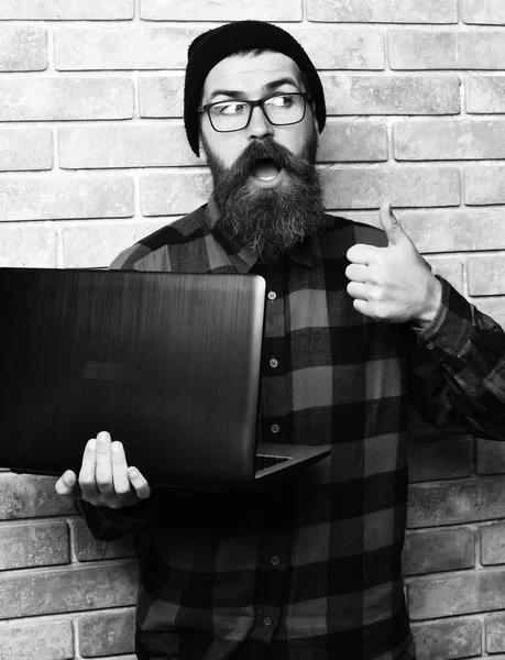 Barbudo brutal caucasiano hipster segurando laptop — Fotografia de Stock