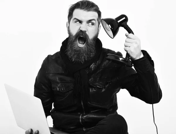 Barbu brutal caucasien hipster assis avec ordinateur portable — Photo