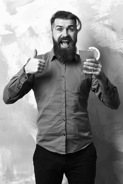 Brutaler kaukasischer Hipster mit tropischem Alkoholcocktail — Stockfoto