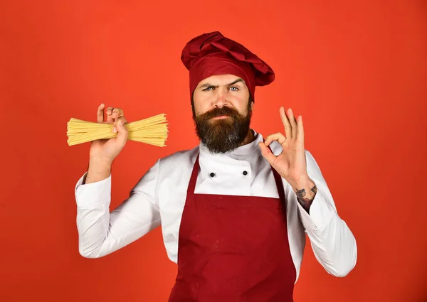 Chef-kok spaghetti houdt in zijn hand en tonen ok teken — Stockfoto