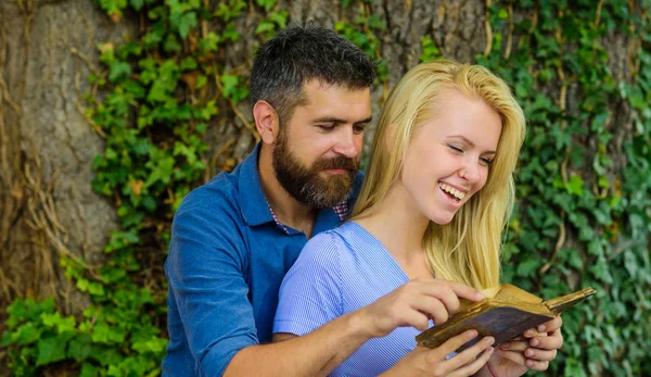 Romantik çift aşk şiirleriyle dolu eski bir kitap tutuyor.. — Stok fotoğraf