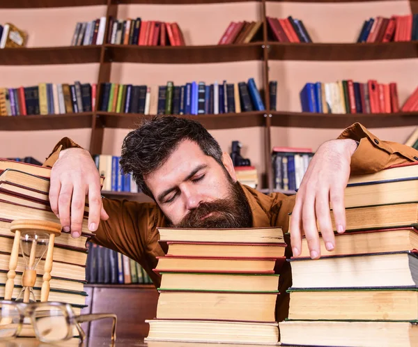 Δάσκαλος ή μαθητής με γενειάδα κοιμηθείτε σε βιβλία, defocused. Overstudied έννοια. Ο άνθρωπος στον ύπνο πρόσωπό lay μεταξύ σωρούς από βιβλία, κοιμηθείτε ενώ σπούδαζε στη βιβλιοθήκη, ράφια σε φόντο — Φωτογραφία Αρχείου