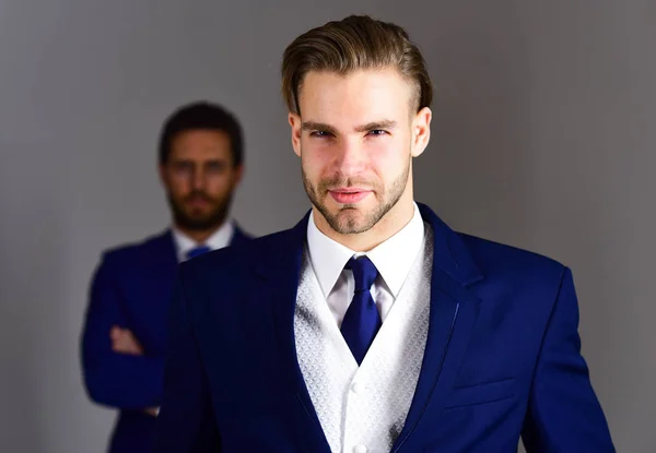 Selbstbewusster junger Geschäftsmann mit dunkler Krawatte. — Stockfoto