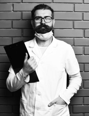 Kaba sakallı Kafkas doktor ya da lisansüstü öğrencisi