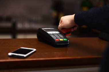 Kredi kartı ile ödeme. EDC makine veya terminal