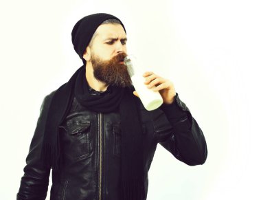 Sakallı, beyaz tenli hippi elinde cam süt kavanozu tutuyordu.