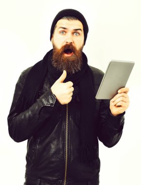 Sakallı, Kafkas hippisi, elinde tablet.