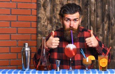 Kareli gömlek giyen genç neşeli hipster adam