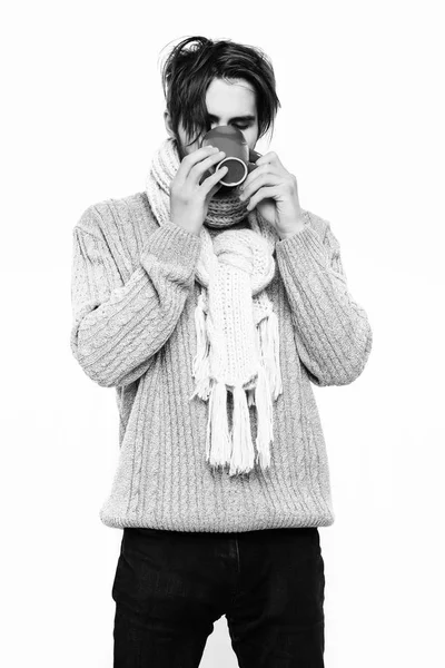 Knappe bebaarde man met beker in trui en sjaal — Stockfoto