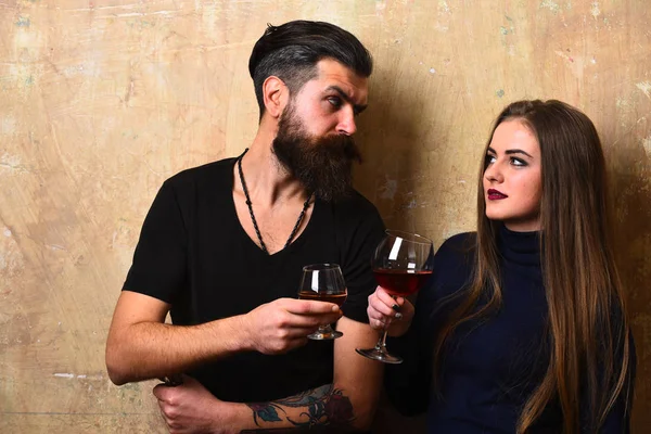 Namorada e namorado com rostos confusos beber vinho e conhaque — Fotografia de Stock